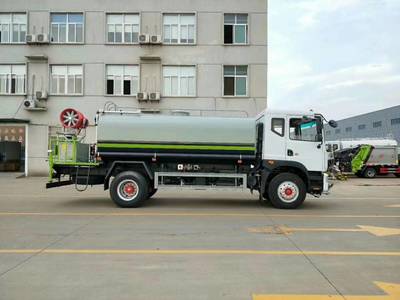 城市环卫的守护者 洒水车