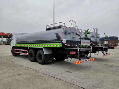 城市里的“流动清泉”——洒水车