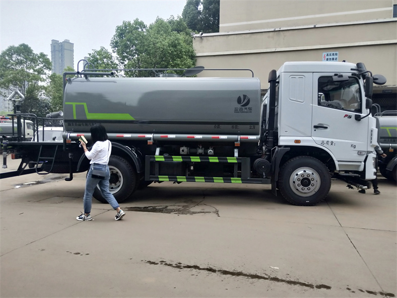 洒水车