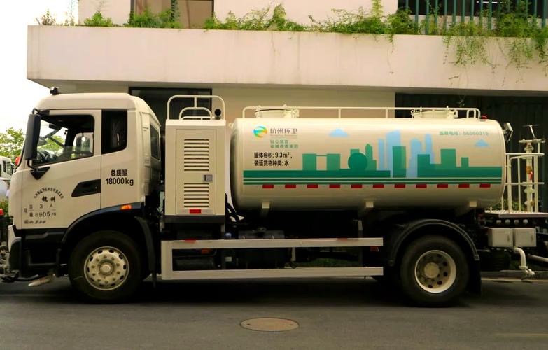 洒水车 城市中的多功能助手